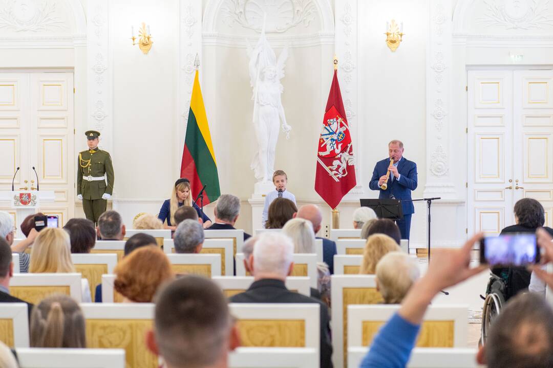 Prezidentas įteikė apdovanojimus už nuopelnus motinystei ir globai