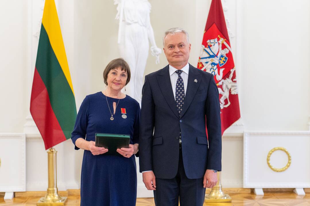 Prezidentas įteikė apdovanojimus už nuopelnus motinystei ir globai