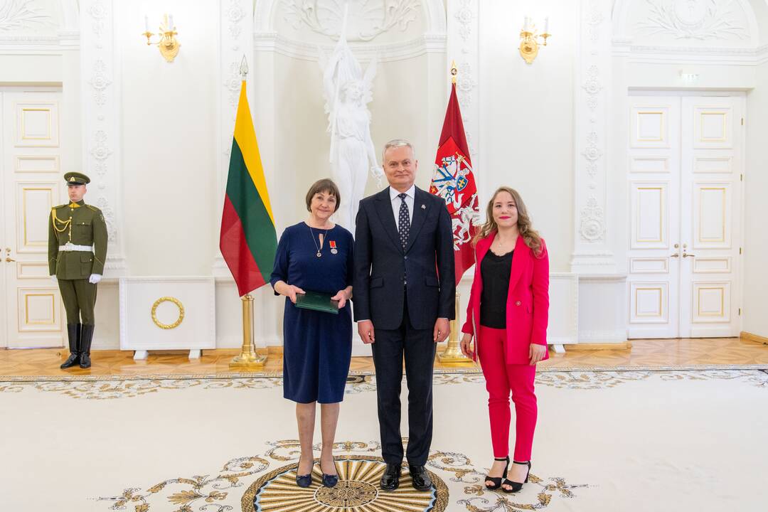 Prezidentas įteikė apdovanojimus už nuopelnus motinystei ir globai