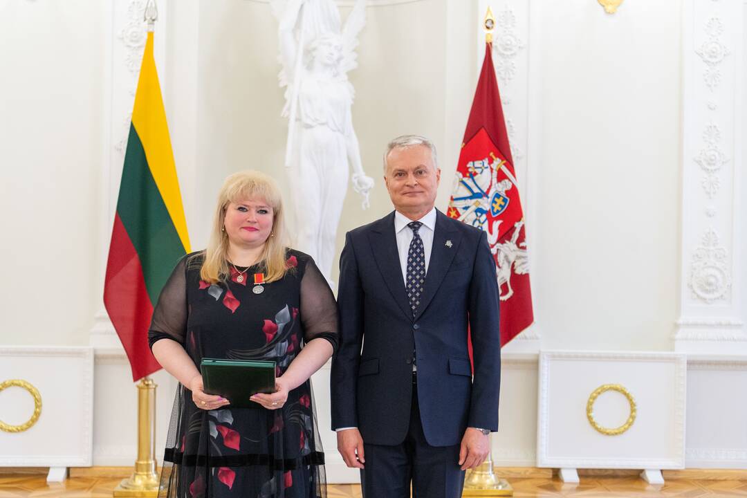 Prezidentas įteikė apdovanojimus už nuopelnus motinystei ir globai