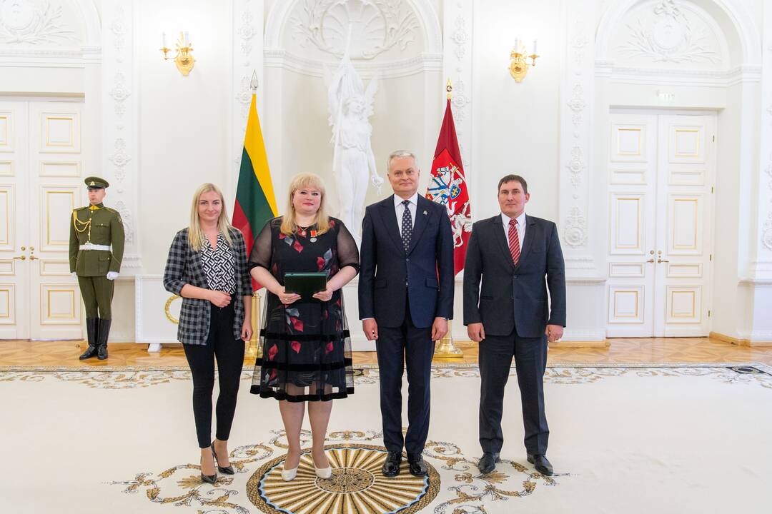 Prezidentas įteikė apdovanojimus už nuopelnus motinystei ir globai