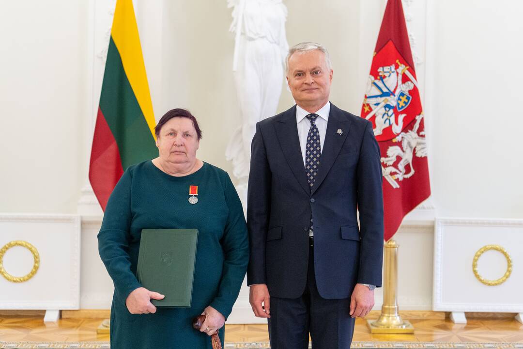 Prezidentas įteikė apdovanojimus už nuopelnus motinystei ir globai