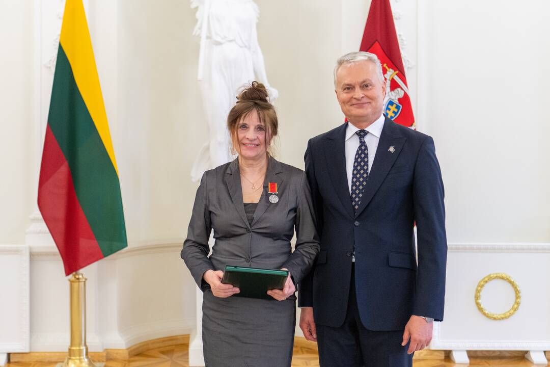 Prezidentas įteikė apdovanojimus už nuopelnus motinystei ir globai