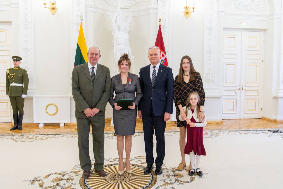 Prezidentas įteikė apdovanojimus už nuopelnus motinystei ir globai