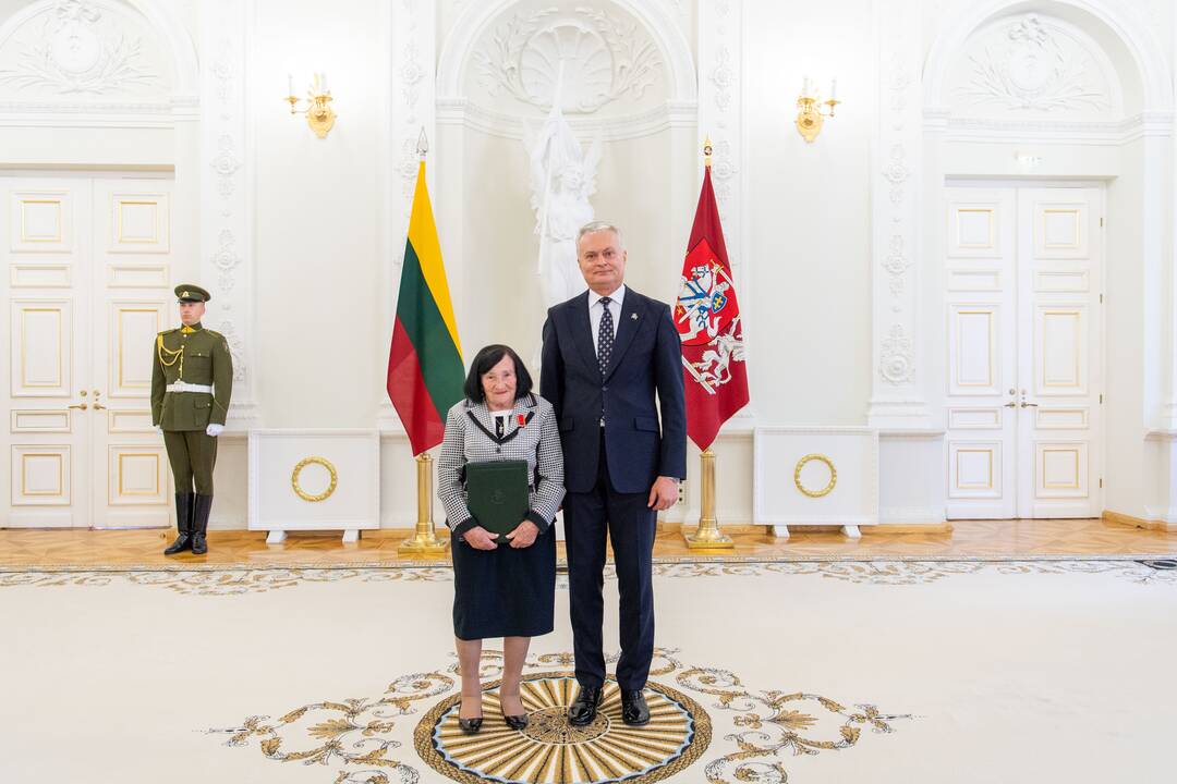 Prezidentas įteikė apdovanojimus už nuopelnus motinystei ir globai