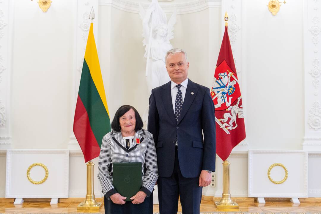 Prezidentas įteikė apdovanojimus už nuopelnus motinystei ir globai