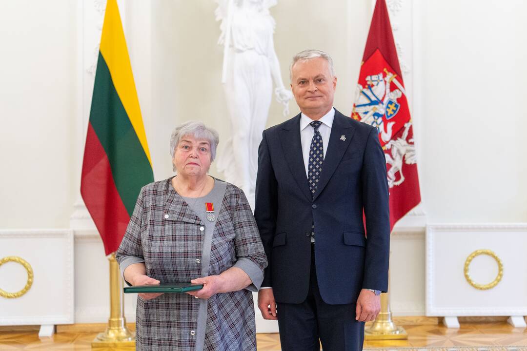 Prezidentas įteikė apdovanojimus už nuopelnus motinystei ir globai