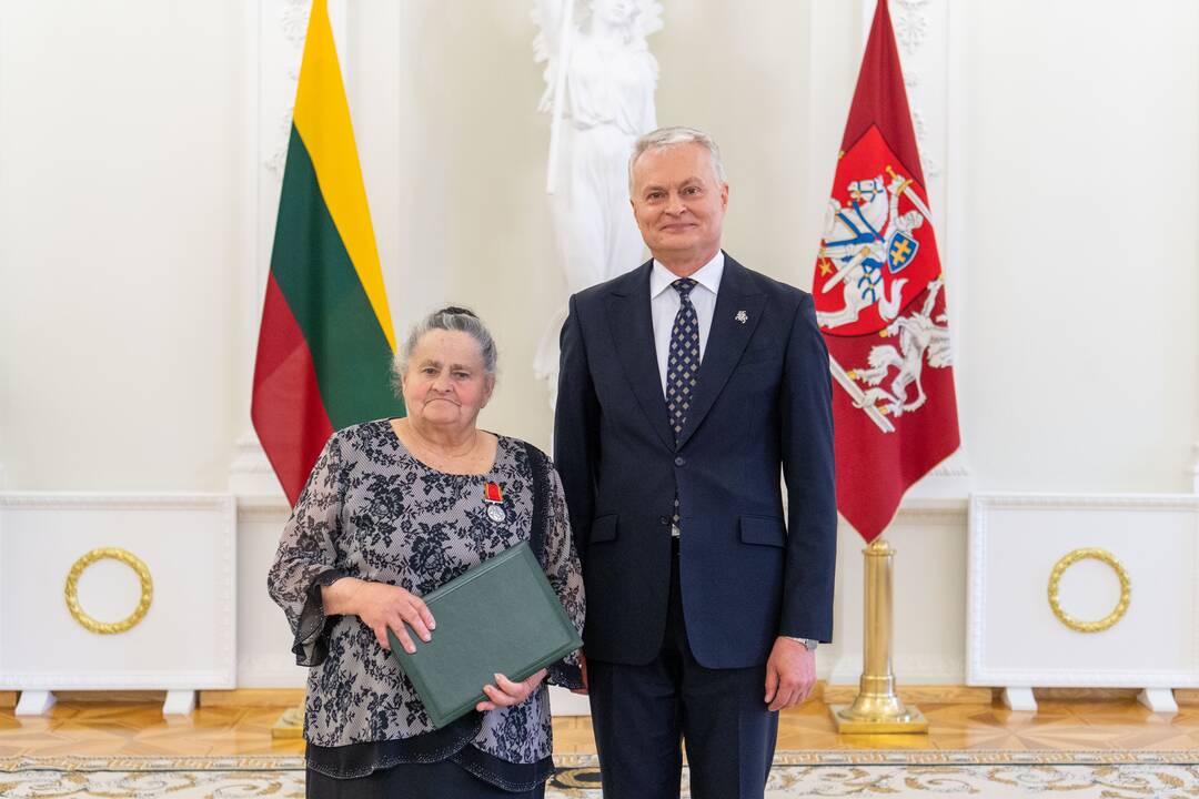 Prezidentas įteikė apdovanojimus už nuopelnus motinystei ir globai