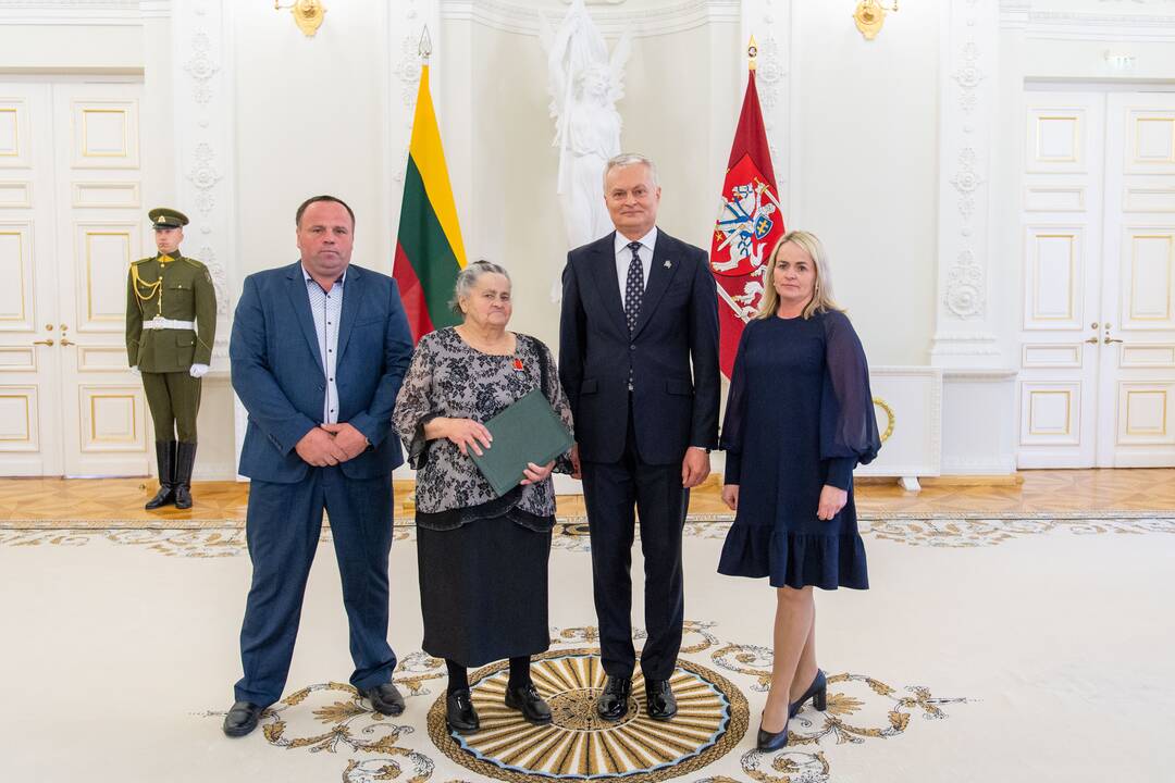 Prezidentas įteikė apdovanojimus už nuopelnus motinystei ir globai