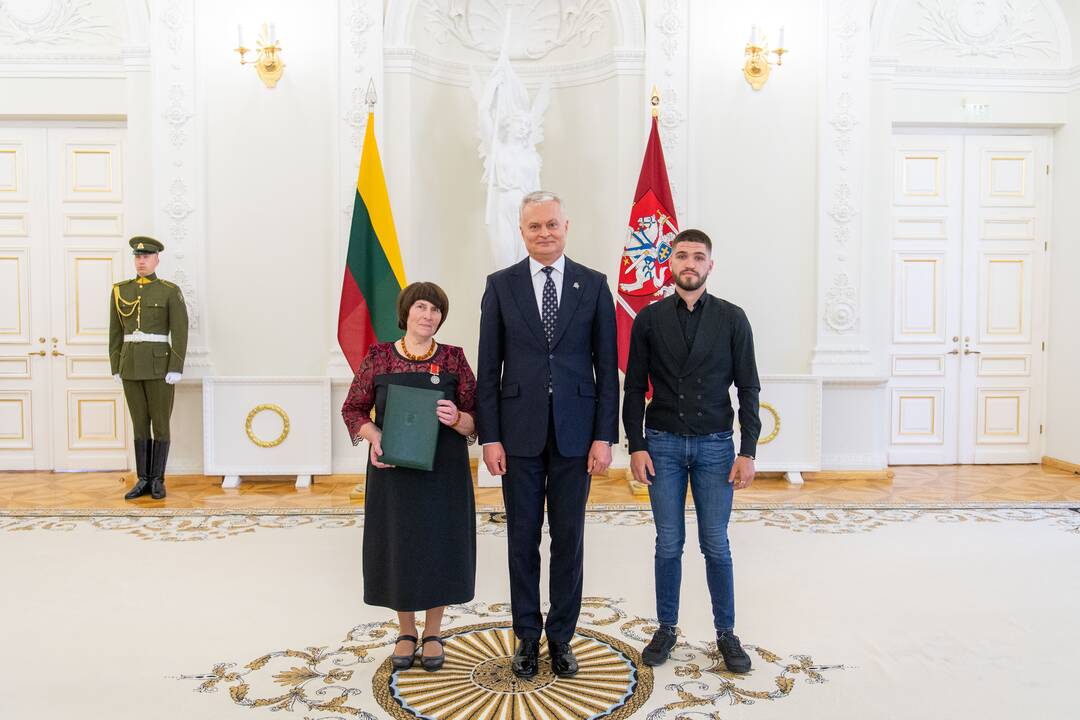 Prezidentas įteikė apdovanojimus už nuopelnus motinystei ir globai
