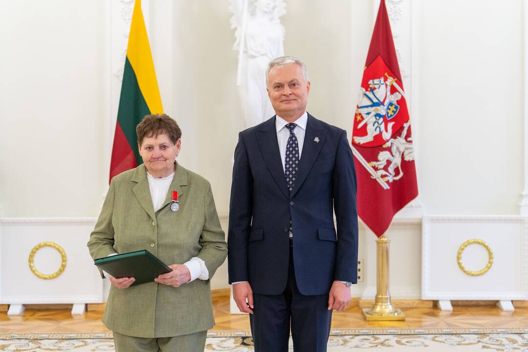 Prezidentas įteikė apdovanojimus už nuopelnus motinystei ir globai