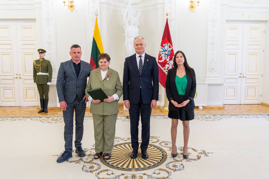Prezidentas įteikė apdovanojimus už nuopelnus motinystei ir globai