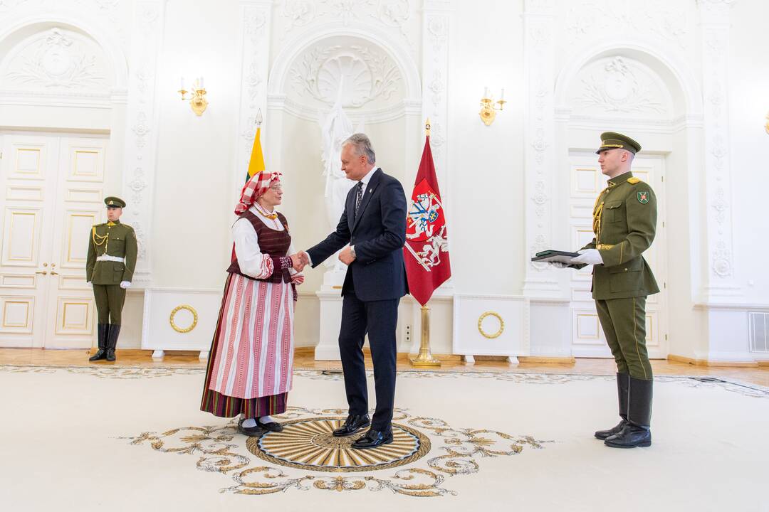 Prezidentas įteikė apdovanojimus už nuopelnus motinystei ir globai