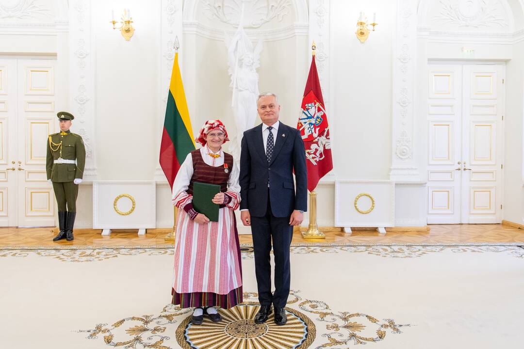 Prezidentas įteikė apdovanojimus už nuopelnus motinystei ir globai