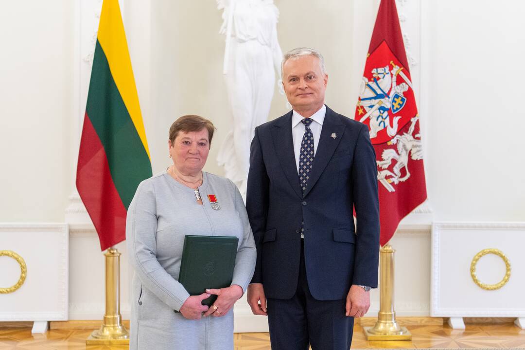 Prezidentas įteikė apdovanojimus už nuopelnus motinystei ir globai