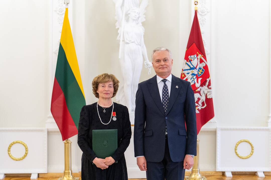 Prezidentas įteikė apdovanojimus už nuopelnus motinystei ir globai