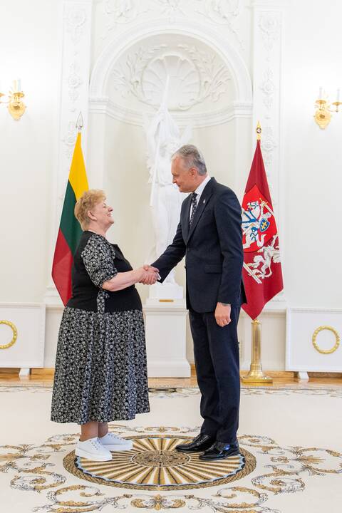 Prezidentas įteikė apdovanojimus už nuopelnus motinystei ir globai