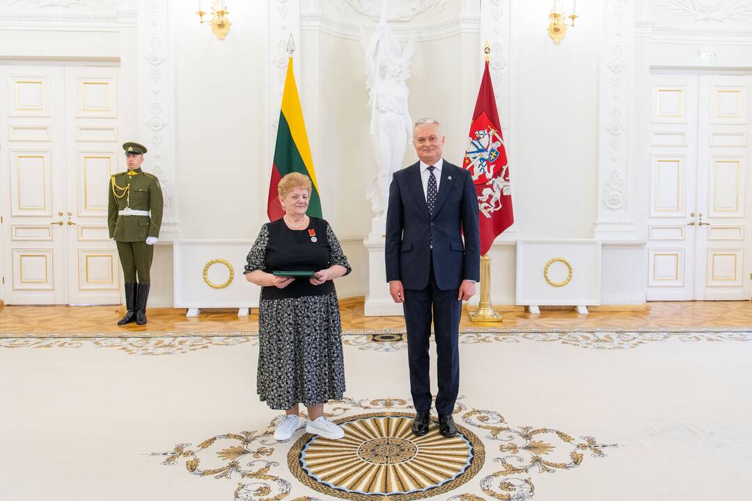 Prezidentas įteikė apdovanojimus už nuopelnus motinystei ir globai