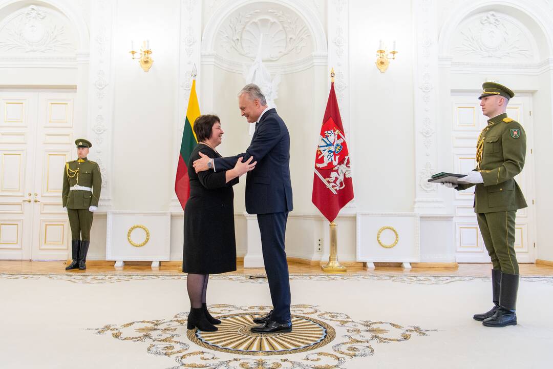 Prezidentas įteikė apdovanojimus už nuopelnus motinystei ir globai