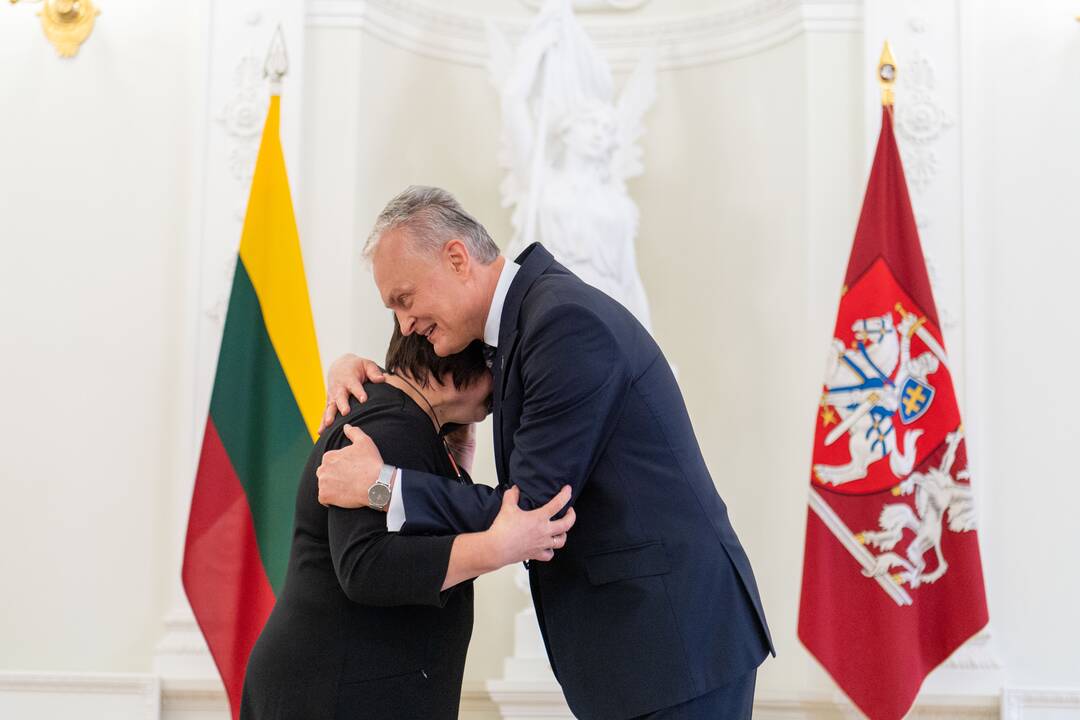 Prezidentas įteikė apdovanojimus už nuopelnus motinystei ir globai