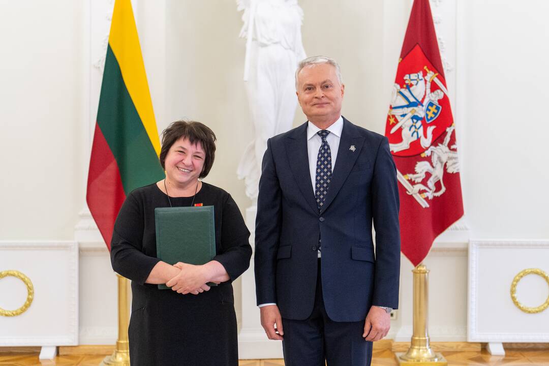 Prezidentas įteikė apdovanojimus už nuopelnus motinystei ir globai