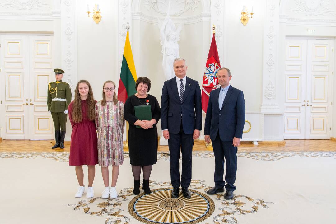 Prezidentas įteikė apdovanojimus už nuopelnus motinystei ir globai