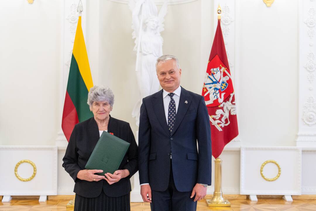 Prezidentas įteikė apdovanojimus už nuopelnus motinystei ir globai