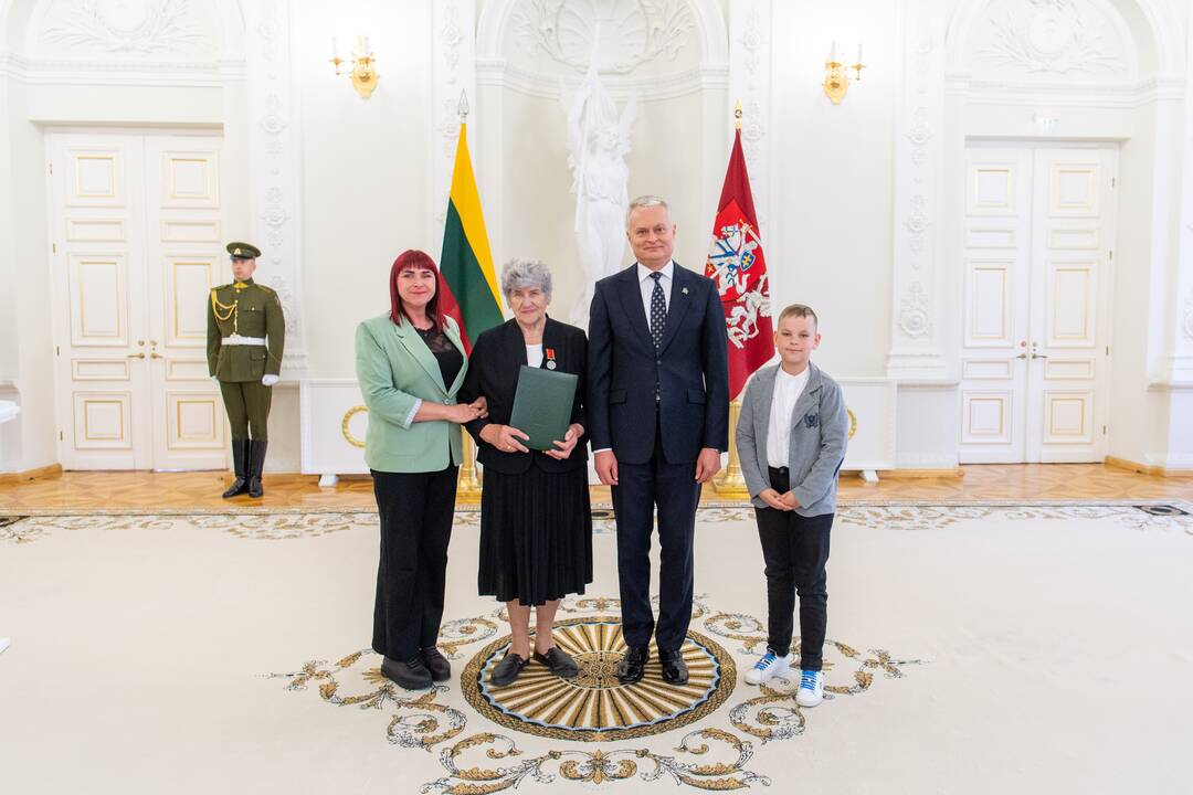 Prezidentas įteikė apdovanojimus už nuopelnus motinystei ir globai