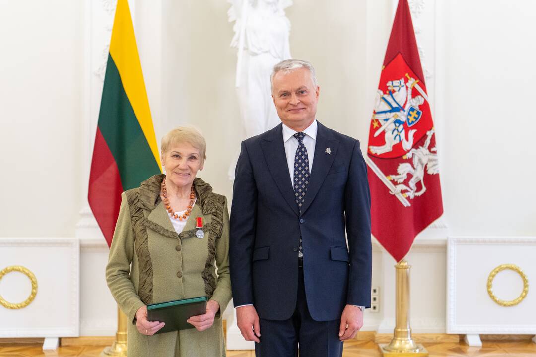 Prezidentas įteikė apdovanojimus už nuopelnus motinystei ir globai