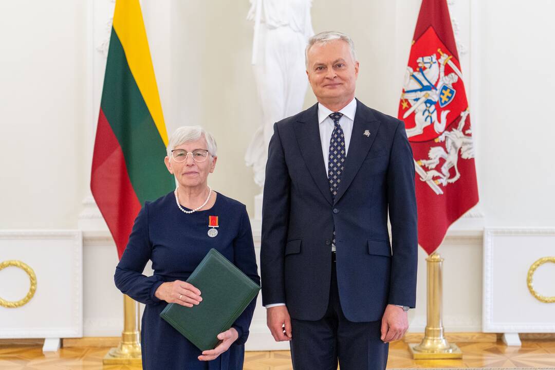 Prezidentas įteikė apdovanojimus už nuopelnus motinystei ir globai