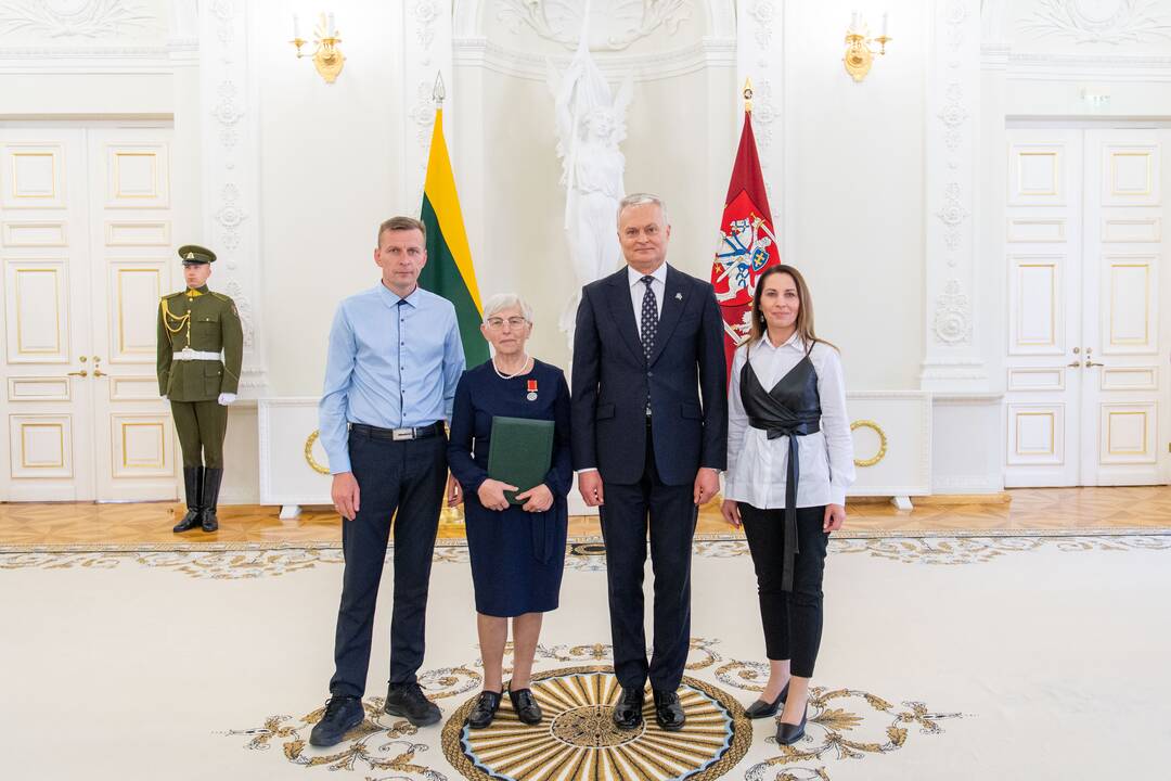 Prezidentas įteikė apdovanojimus už nuopelnus motinystei ir globai