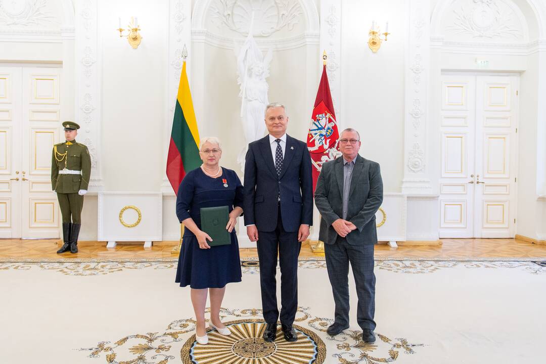 Prezidentas įteikė apdovanojimus už nuopelnus motinystei ir globai