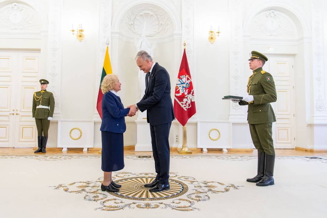 Prezidentas įteikė apdovanojimus už nuopelnus motinystei ir globai