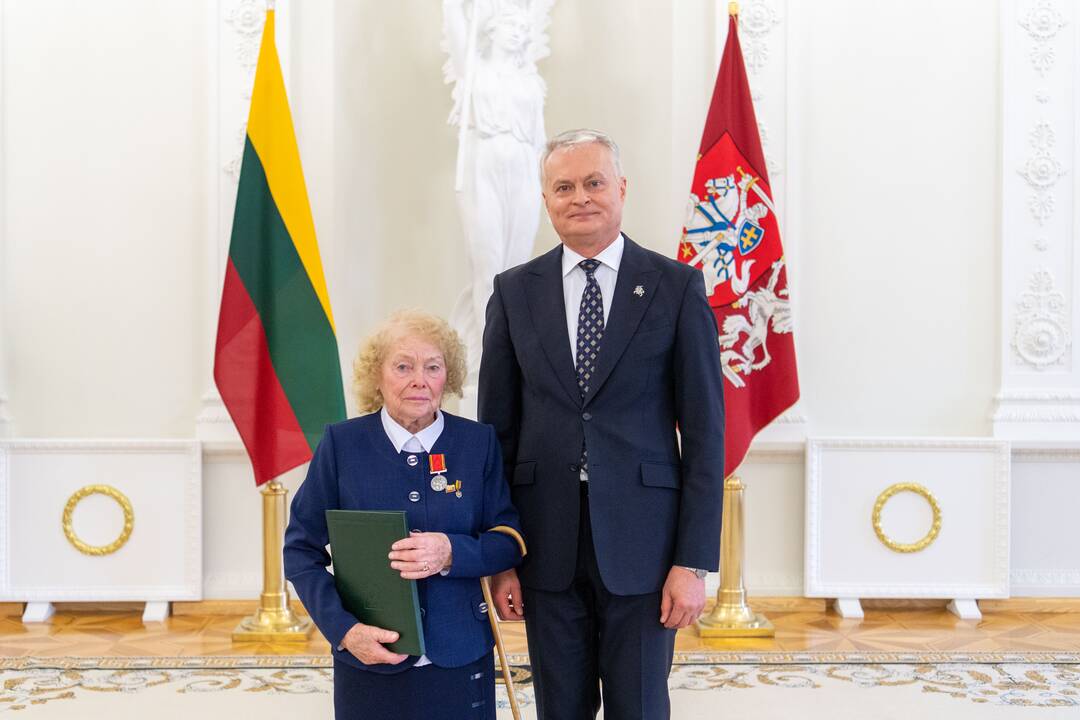 Prezidentas įteikė apdovanojimus už nuopelnus motinystei ir globai