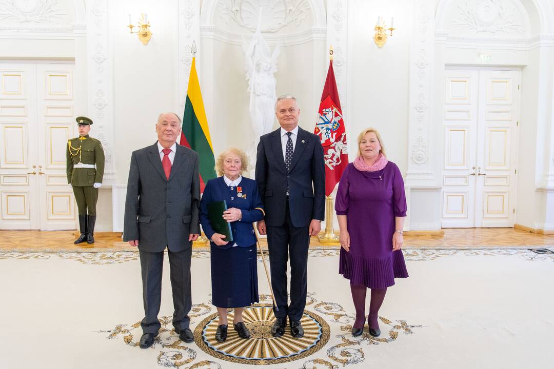 Prezidentas įteikė apdovanojimus už nuopelnus motinystei ir globai