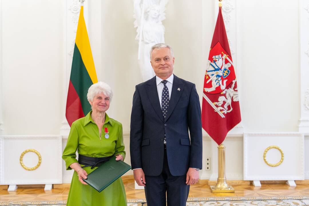 Prezidentas įteikė apdovanojimus už nuopelnus motinystei ir globai