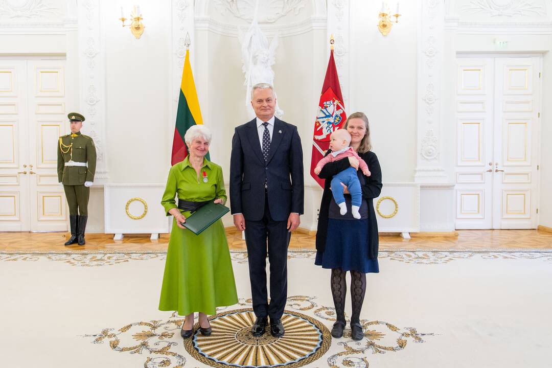 Prezidentas įteikė apdovanojimus už nuopelnus motinystei ir globai