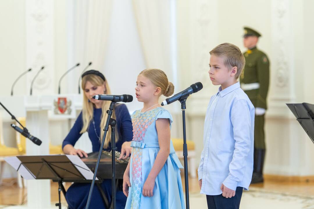 Prezidentas įteikė apdovanojimus už nuopelnus motinystei ir globai