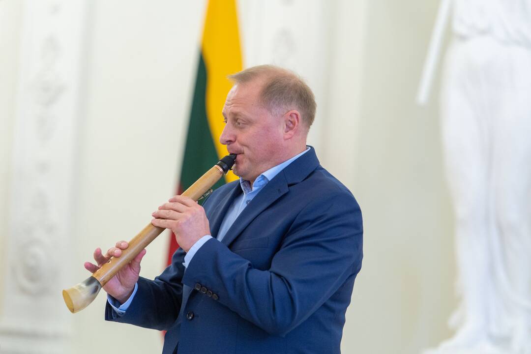 Prezidentas įteikė apdovanojimus už nuopelnus motinystei ir globai