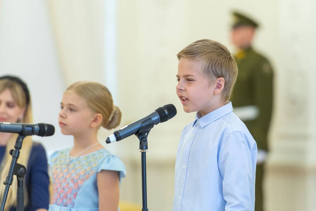 Prezidentas įteikė apdovanojimus už nuopelnus motinystei ir globai