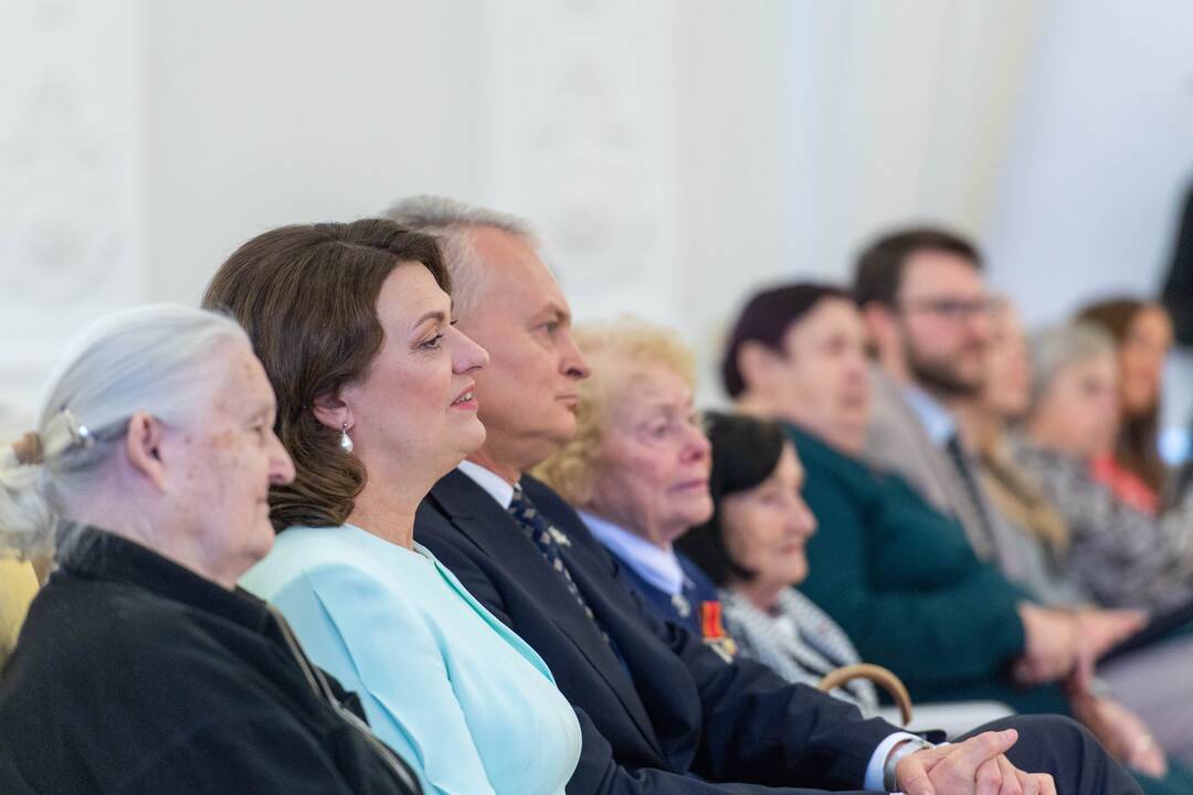 Prezidentas įteikė apdovanojimus už nuopelnus motinystei ir globai