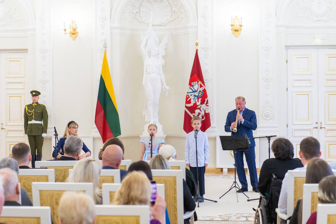 Prezidentas įteikė apdovanojimus už nuopelnus motinystei ir globai