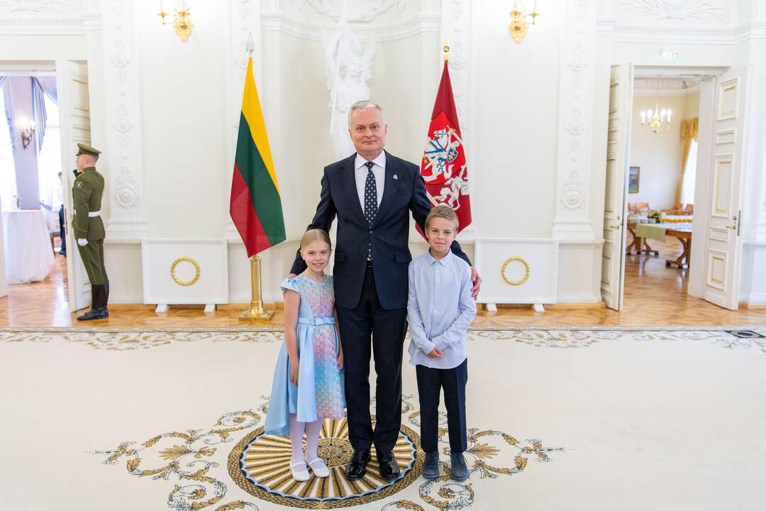 Prezidentas įteikė apdovanojimus už nuopelnus motinystei ir globai