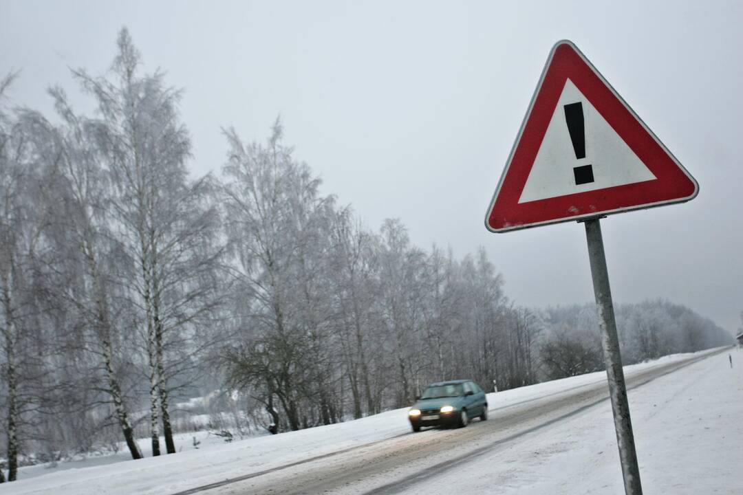 Eismo sąlygas sunkina sniegas, naktį galimas plikledis