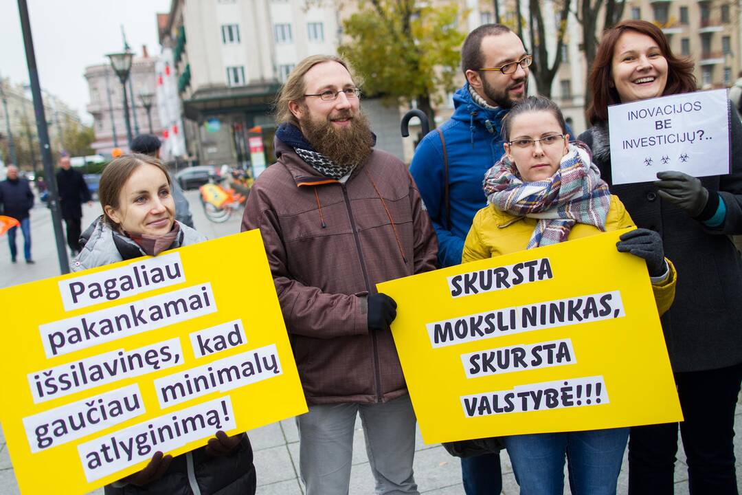 Mokslininkai nepritaria viešojo sektoriaus atlyginimų kėlimo strategijai