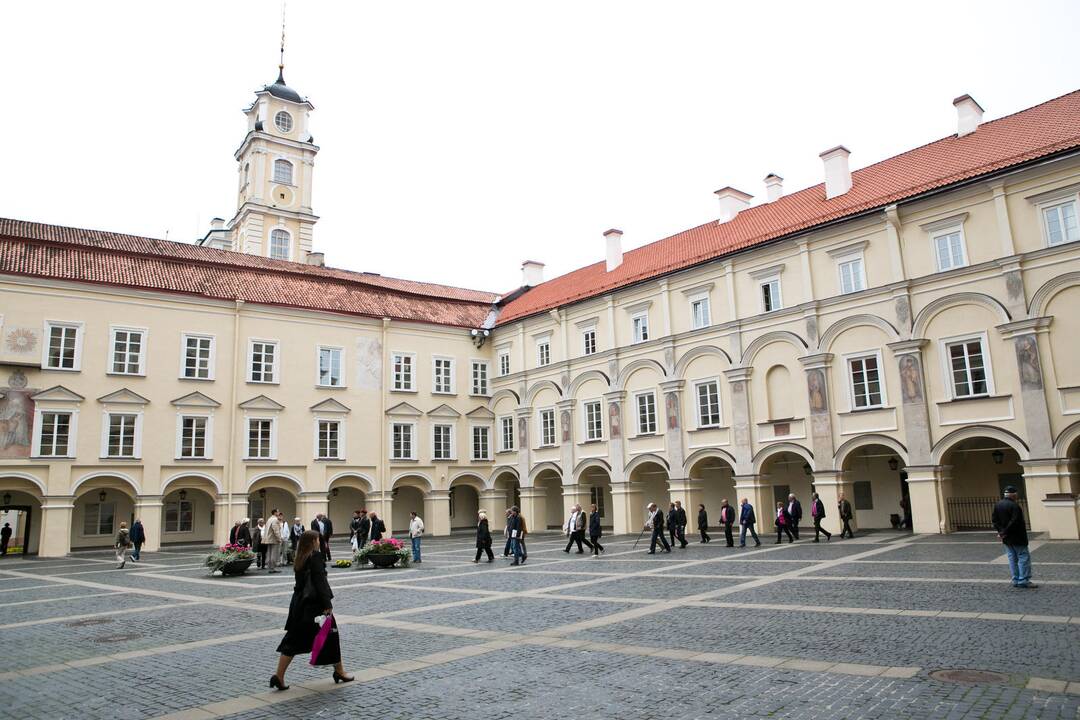 1579 m. Romos popiežius Grigalius XIII patvirtino privilegiją, pagal kurią Vilniaus kolegija perorganizuota į universitetą