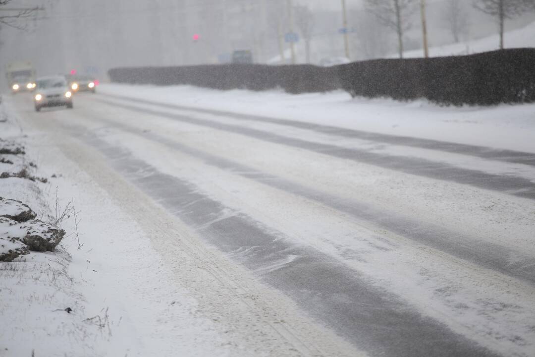 Būkite budrūs: eismo sąlygos dėl oro sąlygų išlieka itin sudėtingos