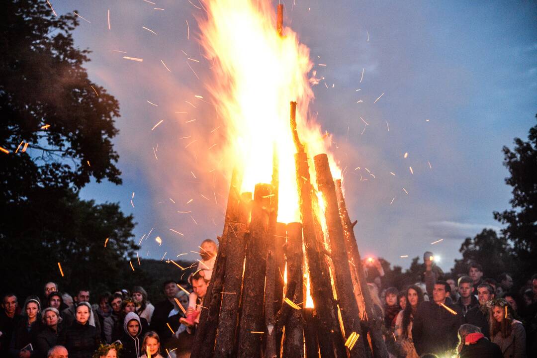 Nerami Joninių naktis: gesinti padangų laužai, gelbėti apdegę žmonės