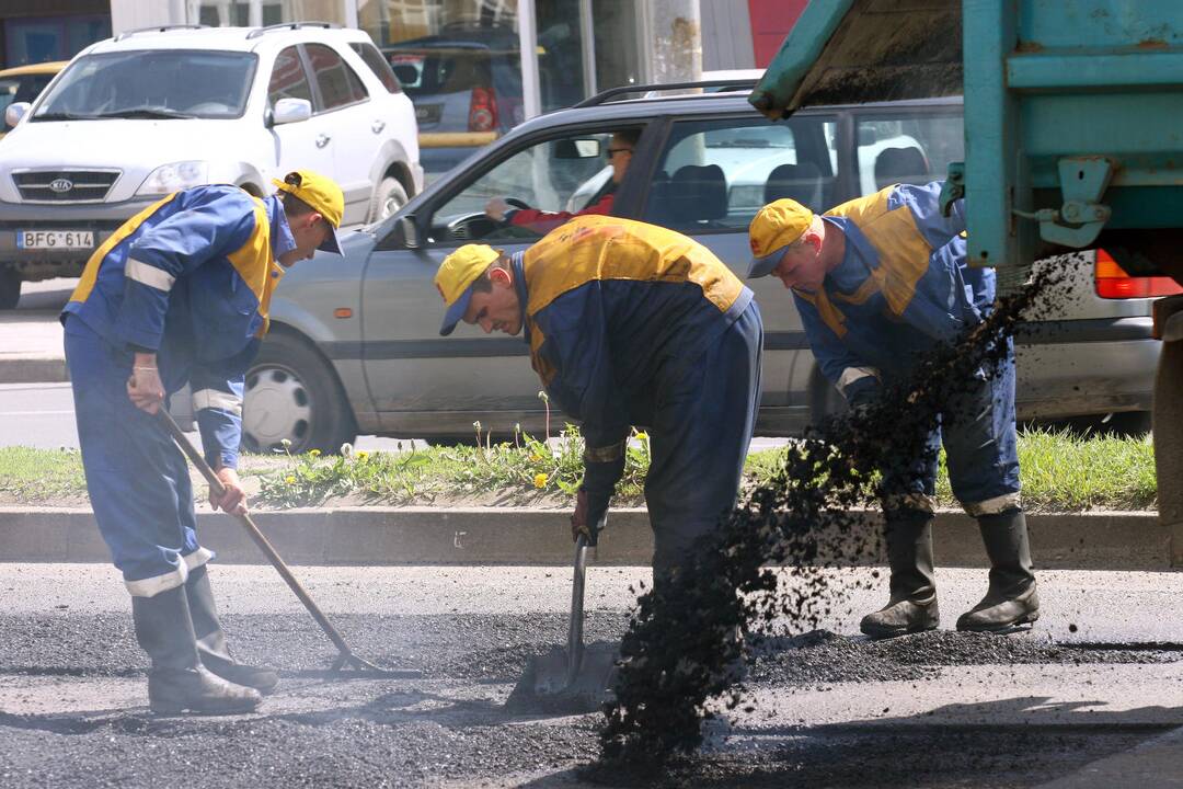 Šilutės plente naktimis pluša kelininkai