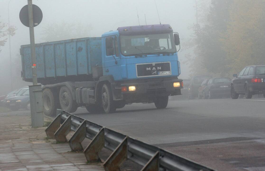 Eismą kai kur sunkina rūkas